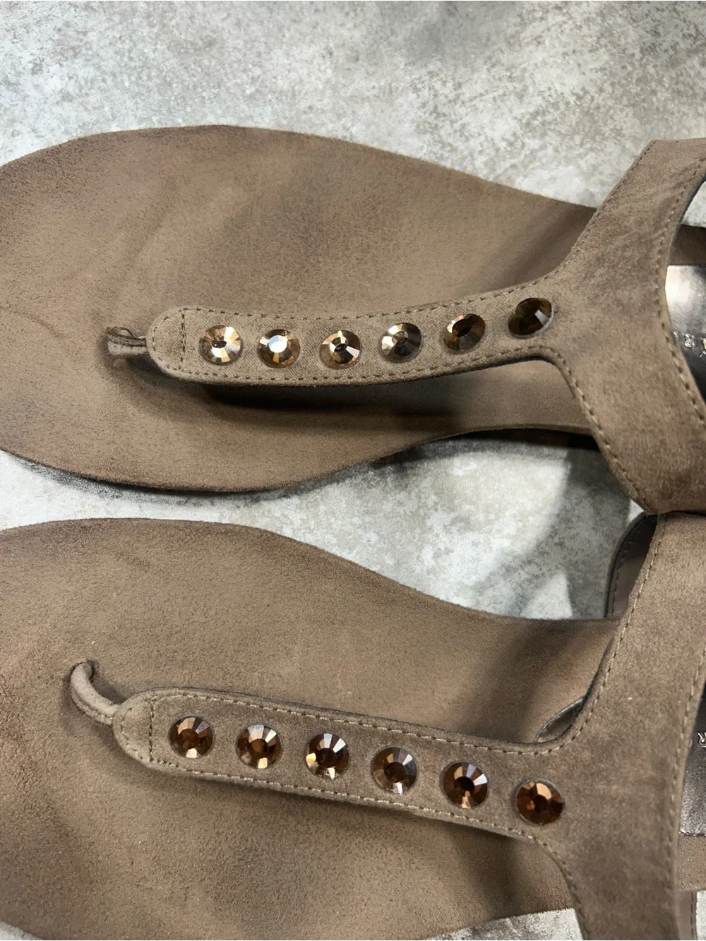 Pesaro Women’s Size 11 M Taupe T-Strap Gem Sandals Casual Shoes
